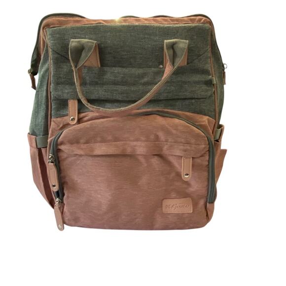 MULTI Compartment diaper bag with changing pad, USB & foldable crib - Picture 3 of 15